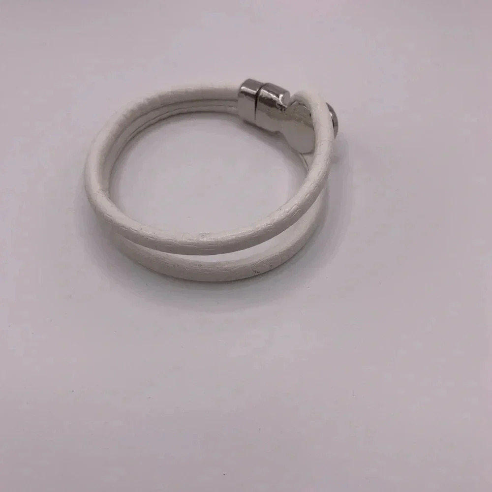 White leather button  bracelet - Picture 3 of 4